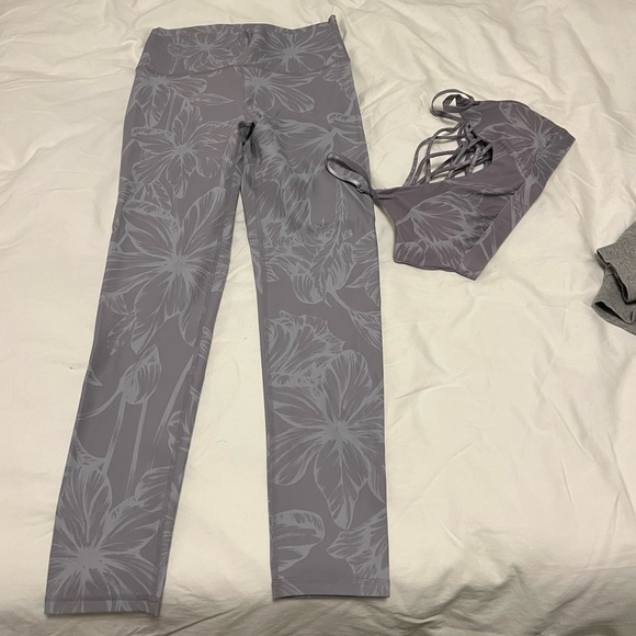 Fabletics set High waisted 7/8 Capri Leggings with matching strappy Sports Bra - Picture 4 of 11